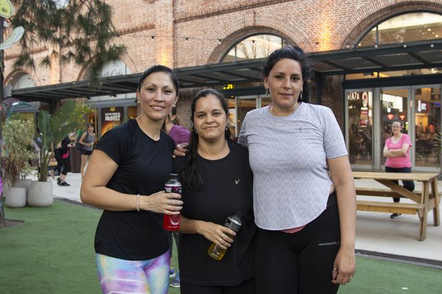 Sabrína Vallejos,  Elizabeth Zavala y Carina Gonzalez.  