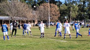 Fútbol para todos. Más de dos mil jugadores participan en la Liga de Bancos y Seguros.