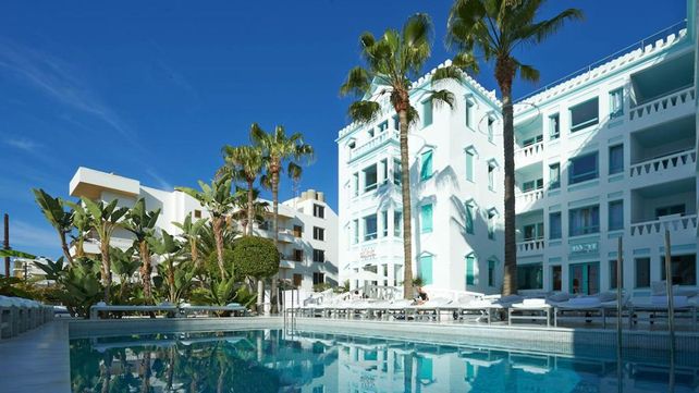 Hotel de Ibiza. El lugar&nbsp; cuenta con 52 habitaciones y los precios de las mismas por noche rondan entre 227 y 647 dólares.