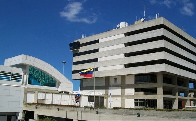El periodista Jorge Pizarro viajó a Venezuela para cubrir las elecciones pero no le permitieron el ingreso y amenazan con enviarlo a Panamá.