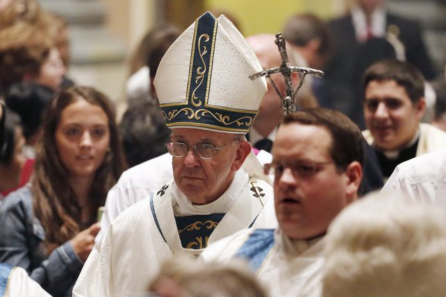 El llíder de la Iglesia Católica durante la misa en la Catedral de Filadelfia.. (Foto Reuters).
