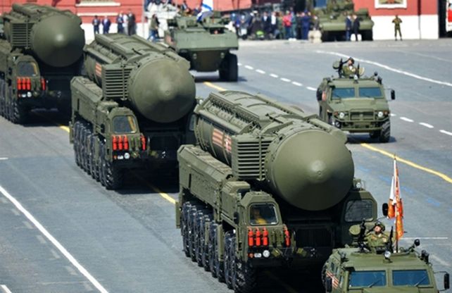 exhibición de poder. Flamantes misiles nucleares intercontinentales RS 24 desfilan por Moscú. Putin ha renovado el arsenal atómico ruso.