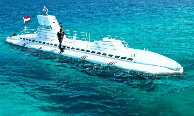 Un submarino con 45 turistas se hundió en el Mar Rojo y hay seis muertos