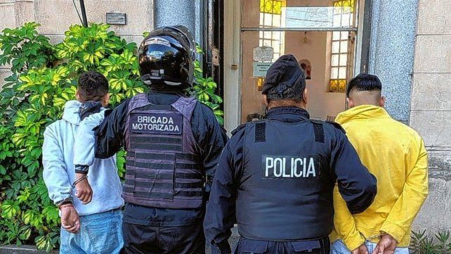 La persecución de los dos jóvenes que circulaban en motocicleta terminó en Barrio Candioti Norte.