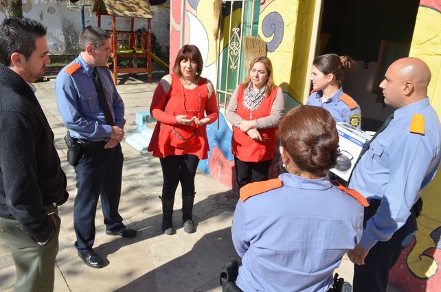 Docentes del CAF 13 y personal de la Policía Comunitaria de Barranquitas