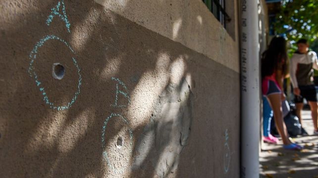 Las balas impactaron contra el frente de una vivienda de La Cerámica.