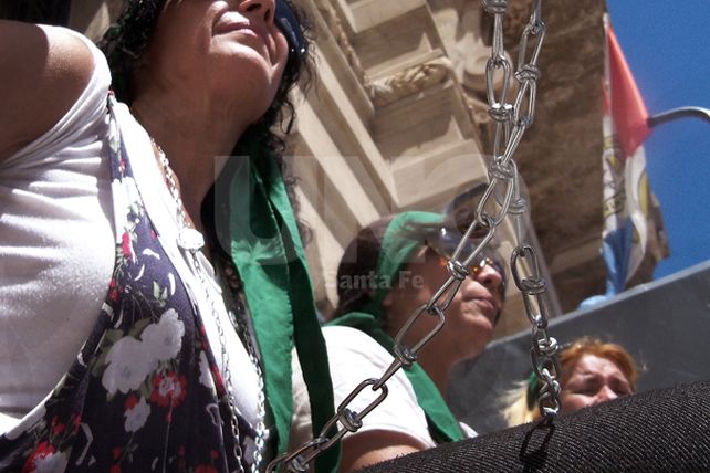 Tres madres del narcotráfico se encadenaron para pedir un centro de rehabilitación público