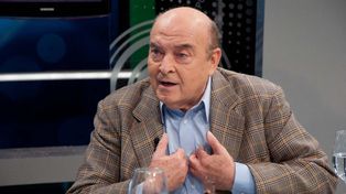 Agredieron a huevazos al ex ministro Domingo Cavallo cuando daba una conferencia