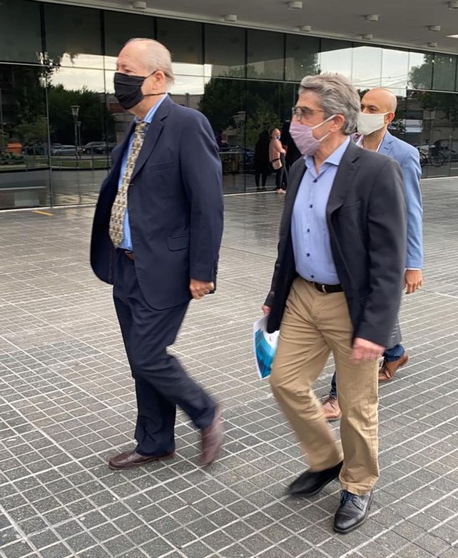 El senador Traferri y su abogado llegan este viernes al Centro de Justicia Penal de Rosario.&nbsp;