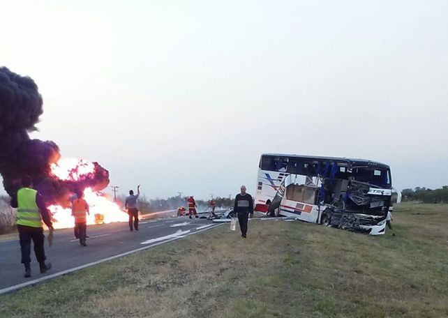 Ruta 34. El choque entre un colectivo y un camión cargado con alcohol dejó el saldo de dos muertos en septiembre del año pasado.