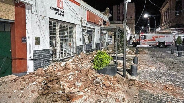 Los ladrillos cayeron en la vereda en pleno centro de Gualeguay.