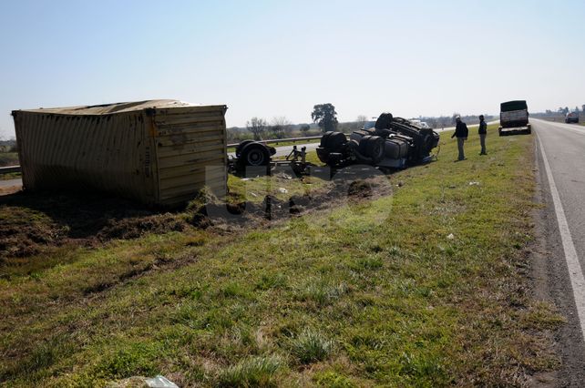 Un camión con combustible chocó con otro sobre la autopista