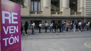 Decenas de personas hicieron cola en la peatonal Córdoba para aprovechar el “reventón” de Cecchini, la histórica marroquinera rosarina fundada en 1989.