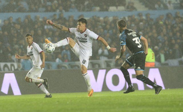 Brian Aguirre jugó el partido entre Newells y Racing en el Cilindro y se retiró con una molestia