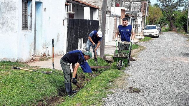 Operativo municipal. 48 trabajadores y maquinaria pesada desplegados para mejorar el escurrimiento del agua.