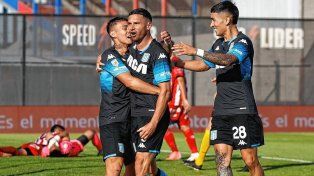 Adrián Martínez festeja el segundo gol de Racing.