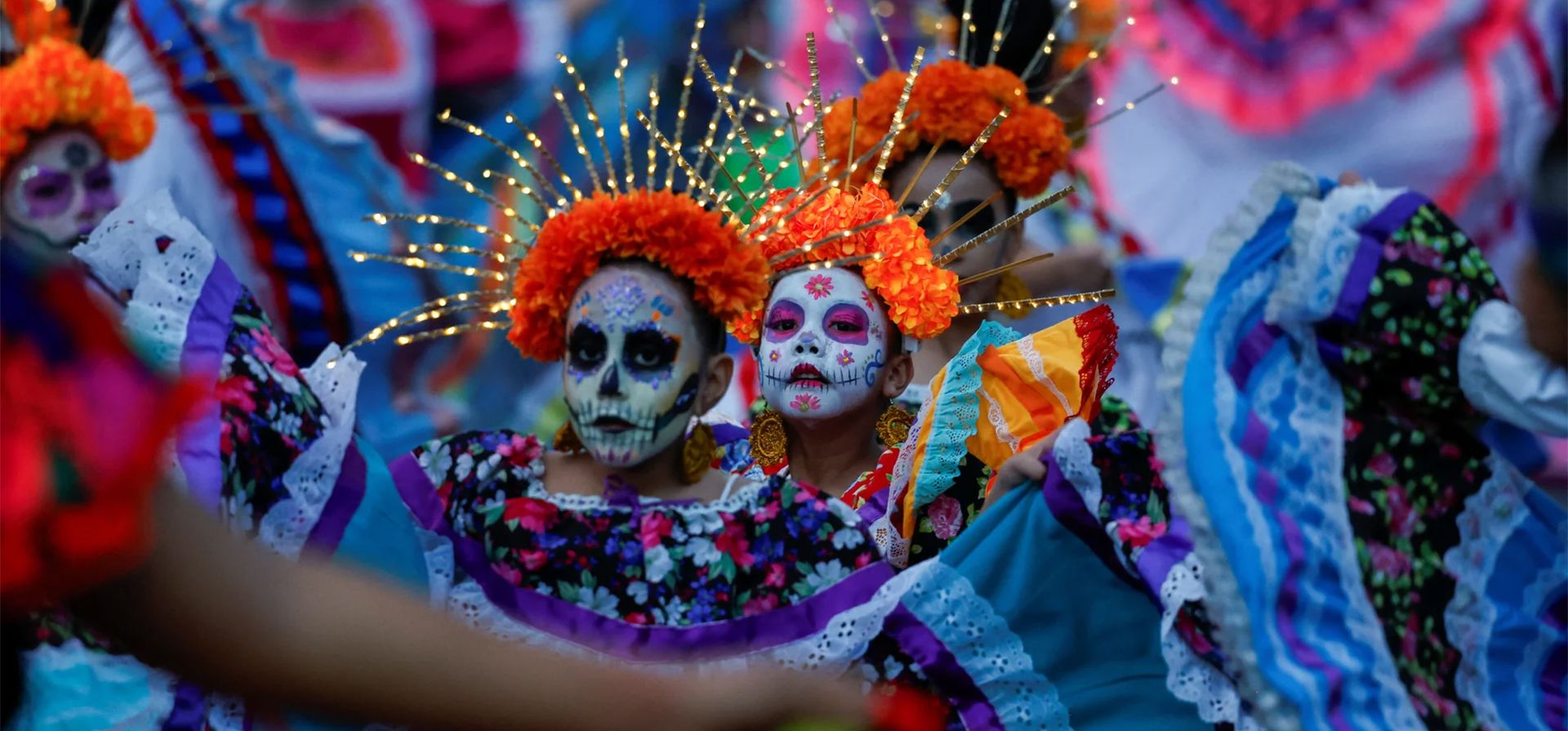 Niñas vestidas de catrinas, el nombre que se le da a la popular figura esquelética, participan en un desfile como parte de las celebraciones del Día de Muertos. Fotografía: Daniel Becerril/Reuters Niñas vestidas de catrinas, el nombre que se le da a la popular figura esquelética, participan en un desfile como parte de las celebraciones del Día de Muertos. Fotografía: Daniel Becerril/Reuters