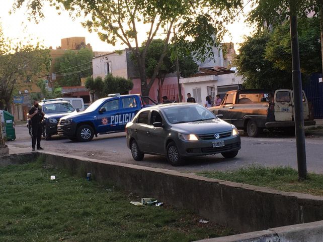 El auto estaba estacionado sobre Buenos Aires al 6400 cuando los sicarios se acercaron y dispararon a mansalva.