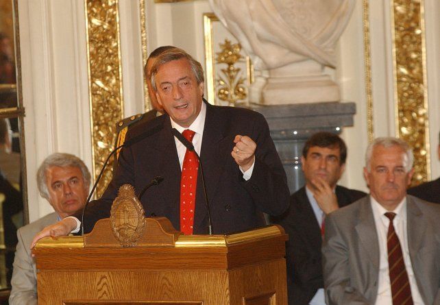 Néstor Kirchner anuncia la cancelación total de la deuda con el FMI. Detrás a la izquierda, el ex gobernador de Córdoba, Juan Manuel de la Sota (15/12/2005)