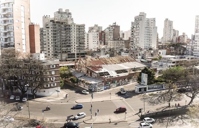 Predio estratégico de la EPE. La esquina de San Martín y Catamarca tendrá una parte que irá a demolición para dar lugar a una nueva estación transformadora.&nbsp;