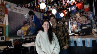Emilia Neme y Martín Villafañe son los creadores de este bar en homenaje a Diego Armando Maradona.