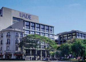 El código de vestimenta de la Uade que generó polémica: Ni minifaldas ni musculosas
