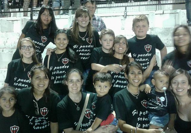 Apoyo con amor. Las esposas y novias de los jugadores de Patronato con una remera de apoyo por la gran campaña.