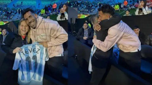 Carlos Tévez le regaló su camiseta de la Selección a la paranaense Aranzazú Osoro