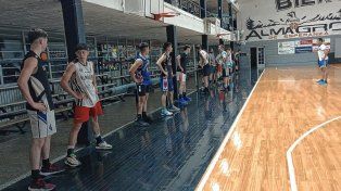 El plantel de Almagro, con dos caras nuevas, inició su pretemporada rumbo a la Liga Federal.