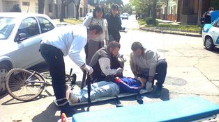 Una menor que circulaba en bicicleta fue embestida por un auto en Bº María Selva