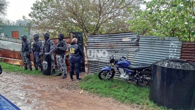 Allanamientos simultáneos en barrio Varadero Sarsotti por la búsqueda de Mónica Aquino.&nbsp; 