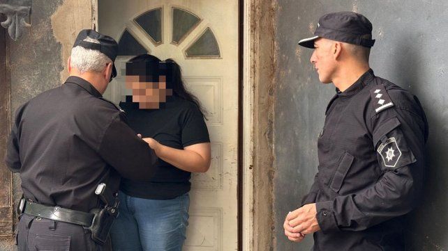 Entrega de notificaciones a familiares para el pago del costo por las amenazas de bomba en escuelas santafesinas&nbsp;