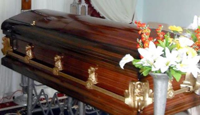 Investigan si una mujer que era velada a cajón cerrado estaba viva
