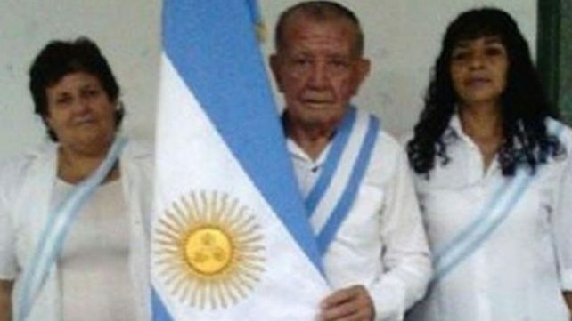 Con 80 años terminó el secundario y fue el abanderado
