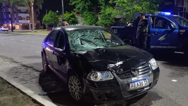Trágico siniestro vial en la Costanera santafesina. El Volkswagen Bora tras el impacto con las dos víctimas.&nbsp;