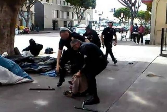 Escándalo en Los Ángeles: policías matan a tiros a indigente en plena calle