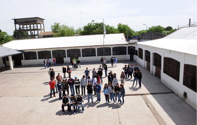 Estudiantes y profesores en el patio de la secundaria de Ayolas y Grandoli. (Foto: M. Sarlo)