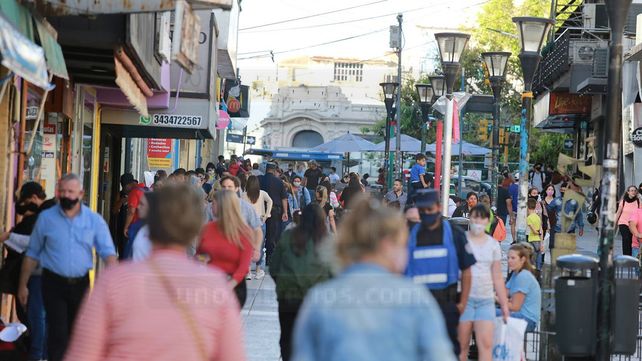 Comerciantes y trabajadores opinan del horario corrido en negocios en Paraná.