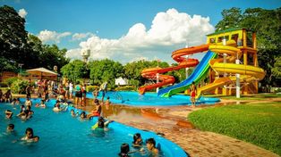 Reparadora diversión. El amplio camping municipal de El Colorado cuenta con un parque acuático cuyo  complejo ofrece, entre otros atractivos, siete piscinas y  juegos de agua para niños y adultos. 