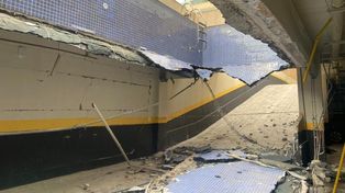 El momento en que una pileta se derrumba sobre un estacionamiento