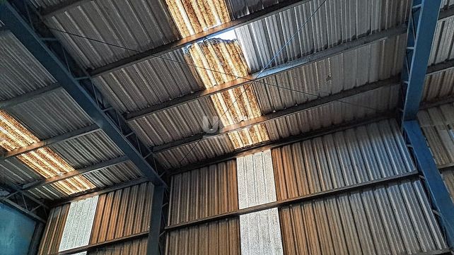 El galpón de la empresa Naranpol desde cuyo techo cayó el hombre