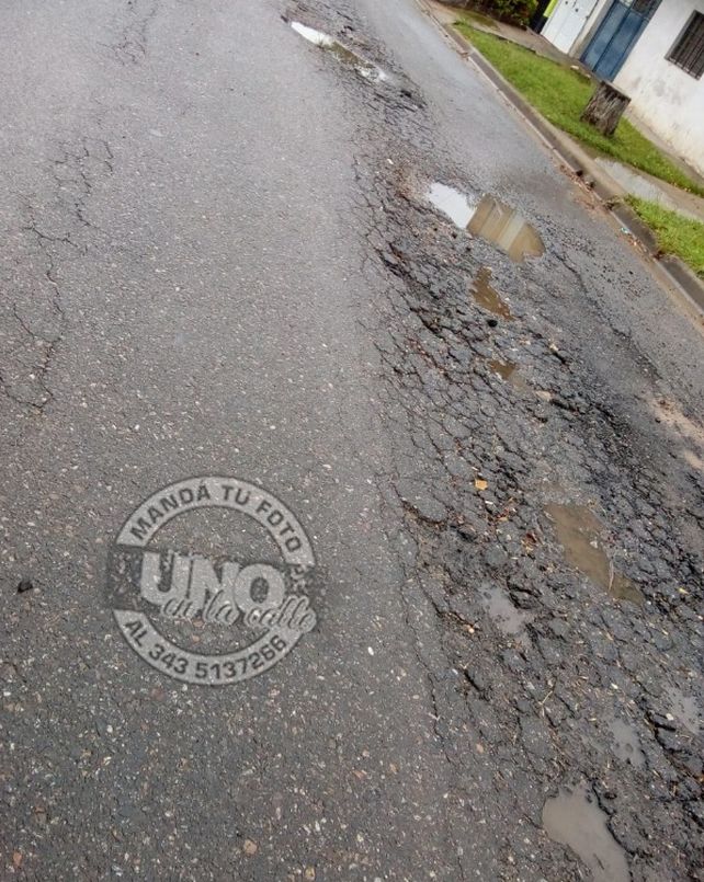 Tremendos baches en Mihura y Crespo