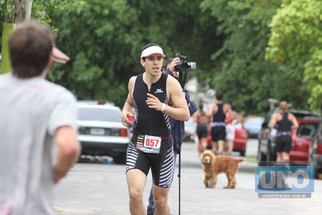 No faltó nadie. El atleta es seguido por la cámara y por los perros que no se quisieron perder la competencia.  Foto UNO/Juan Ignacio Pereira
