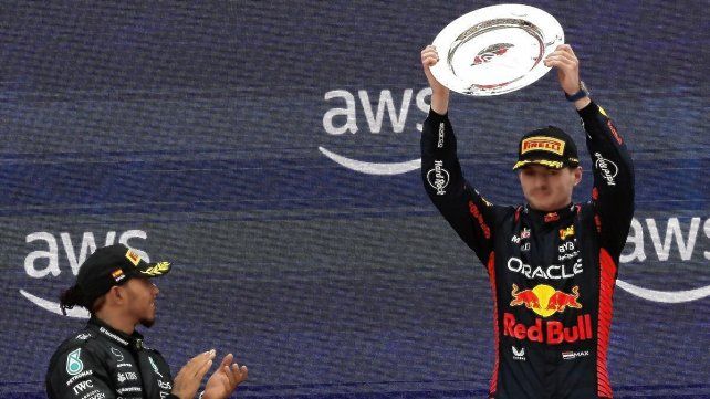 El neerlandés Max Verstappen recibe la felicitación del gran campeón Lewis Hamilton en España.
