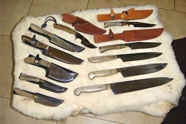 Las manos artesanales La cuchillería en Entre Ríos tiene su desarrollo y casi no hay comercio de regionales que no ofrezca alguna producción.