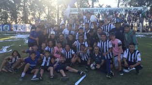 Al Molinas 2023. Sportivo de Alvarez festeja la obtención del ascenso en la Copa Santiago Pinasco.&nbsp;
