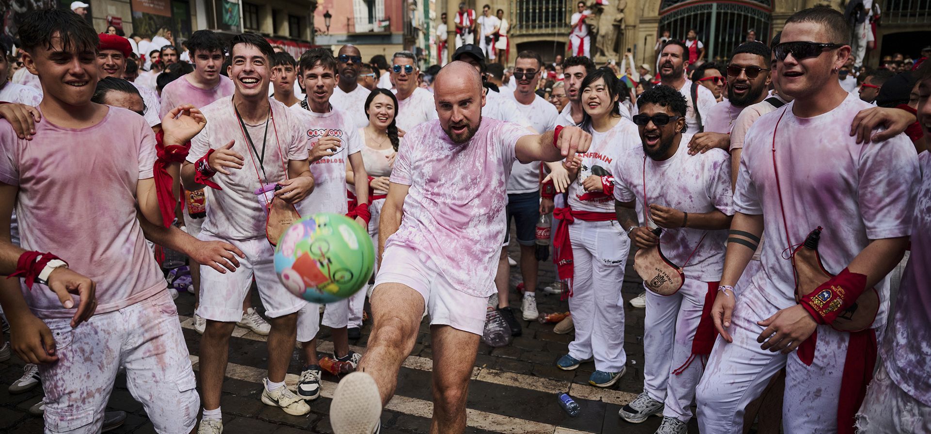 Un hombre juega con un balón durante el inicio de nueve días de fiesta ininterrumpida en el famoso encierro de toros de Pamplona, España, el domingo 6 de julio de 2025. (Foto AP/Miguel Oses) Un hombre juega con un balón durante el inicio de nueve días de fiesta ininterrumpida en el famoso encierro de toros de Pamplona, España, el domingo 6 de julio de 2025. (Foto AP/Miguel Oses)