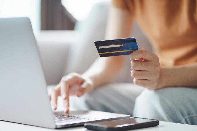 La oferta de Shein se centra más en la indumentaria y los accesorios de moda, mientras que Temu concentra una mayor variedad de artículos en electrónica y hogar.  