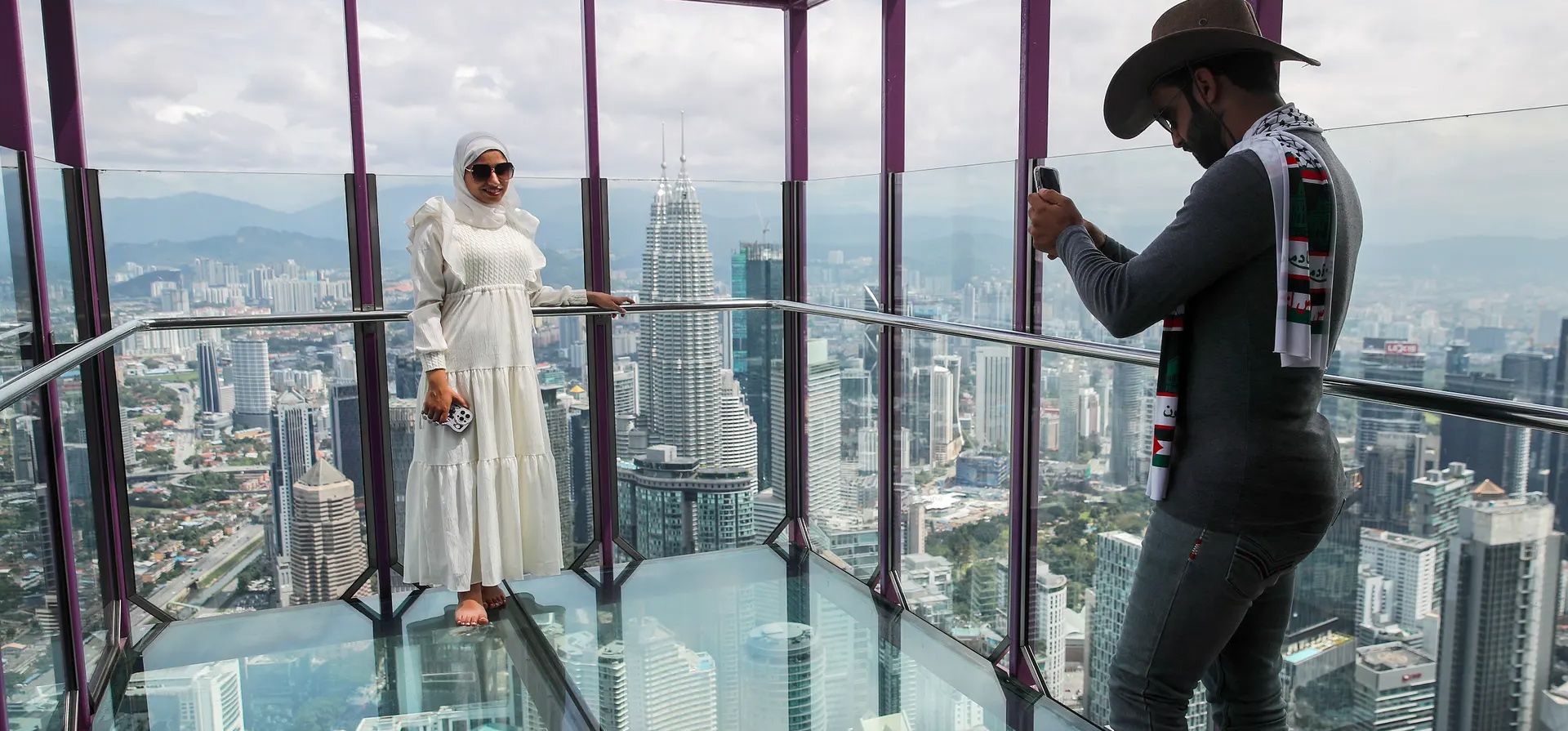 Los visitantes se detienen para hacerse una foto en el mirador de la Torre de Kuala Lumpur, Malasia. Fotografía: Fazry Ismail/EPA Los visitantes se detienen para hacerse una foto en el mirador de la Torre de Kuala Lumpur, Malasia. Fotografía: Fazry Ismail/EPA
