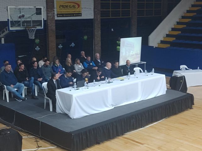 La comisión directiva de Central a pleno, de cara a los socios en la asamblea en la que se aprobó el presupuesto. La comisión directiva de Central a pleno, de cara a los socios en la asamblea en la que se aprobó el presupuesto.
